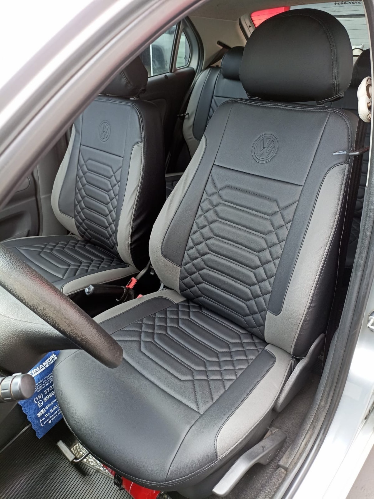 Capas VW pretas e cinza instaladas no carro
